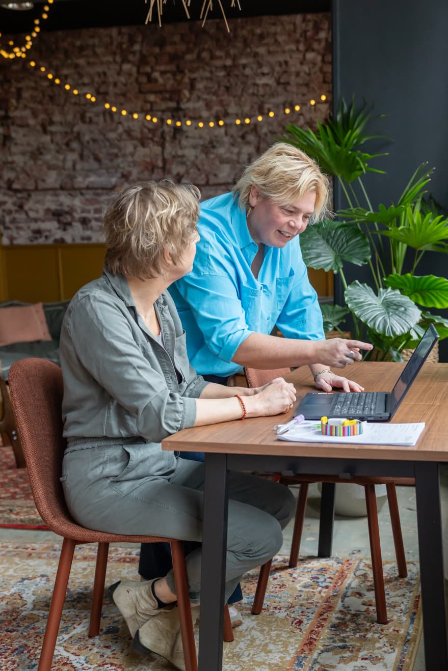 Daniëlle en Lysbeth samen achter een laptop